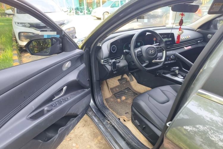 Used Hyundai Elantra 2023 1.5L CVT LUX Prestige Edition Driver Seat