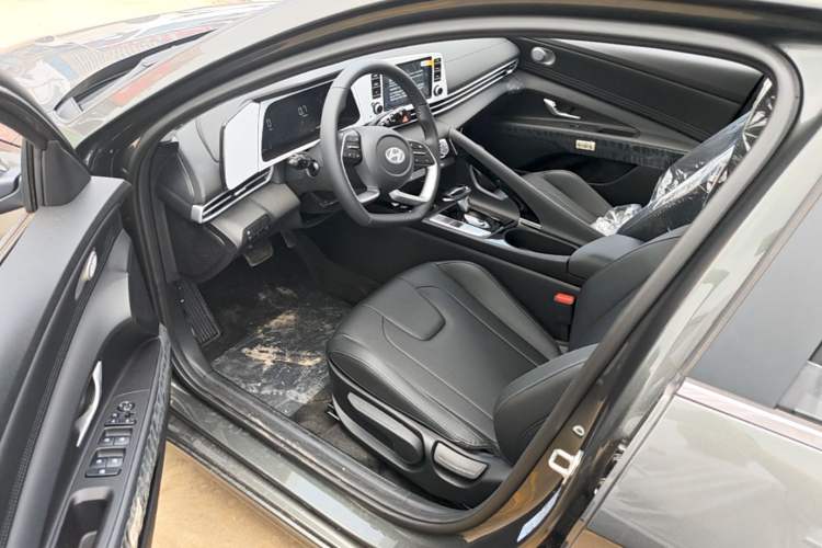 Used Hyundai Elantra 2023 1.5L CVT GLX Elite Edition Driver Seat