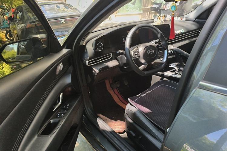 Used Hyundai Elantra 2023 1.5L CVT LUX Prestige Edition Driver Seat