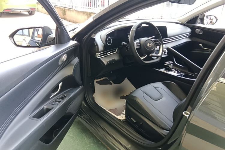 Used Hyundai Elantra 2023 1.5L CVT LUX Prestige Edition Driver Seat