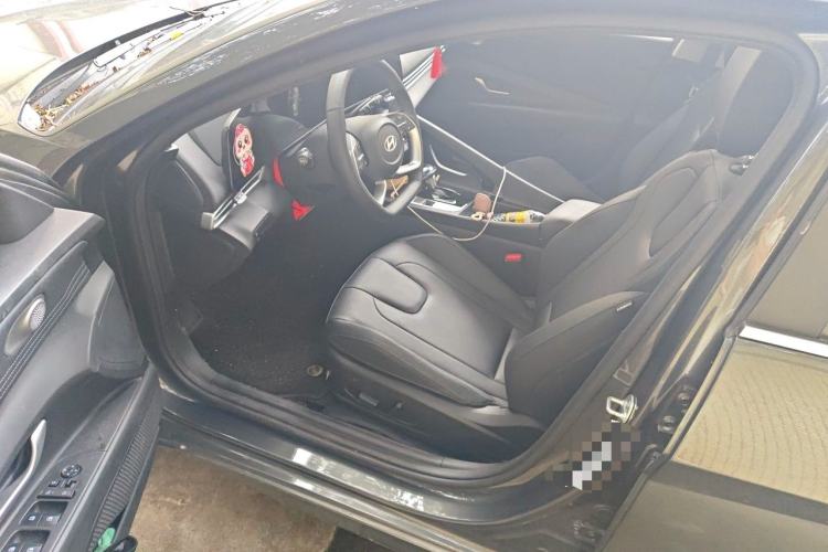 Used Hyundai Elantra 2023 1.5L CVT LUX Prestige Edition Driver Seat