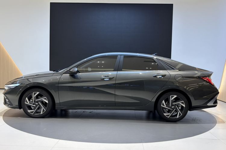 Used Hyundai Elantra 2023 1.5L CVT LUX Prestige Edition Exterior 3