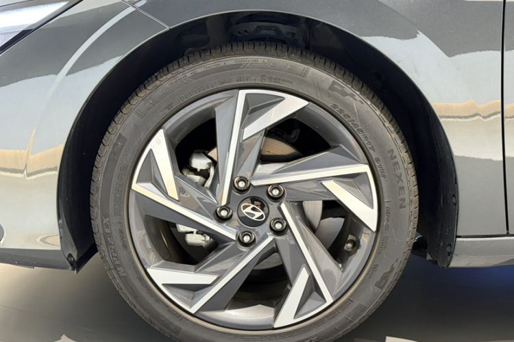 Used Hyundai Elantra 2023 1.5L CVT LUX Prestige Edition Exterior 4