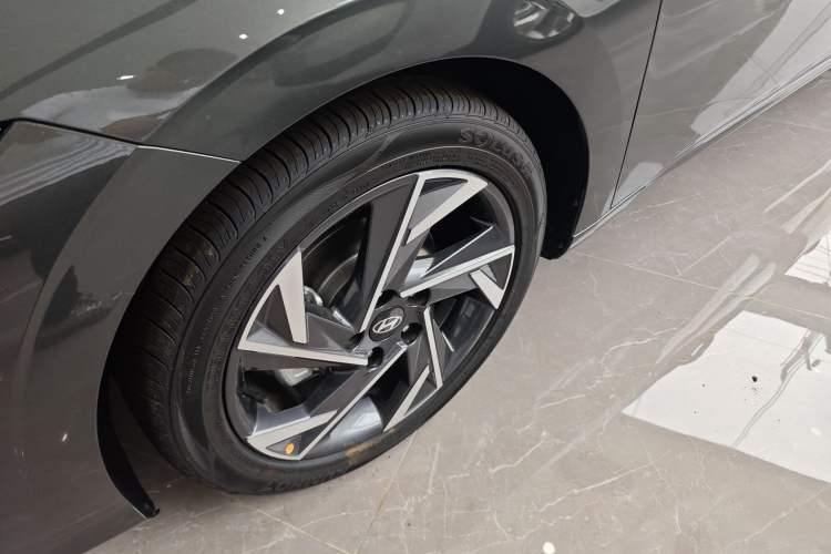 Used Hyundai Elantra 2023 1.5L CVT LUX Prestige Edition Exterior 4