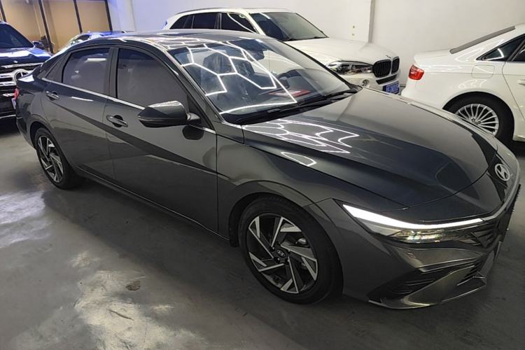 Used Hyundai Elantra 2023 1.5L CVT LUX Prestige Edition Front Right 45 Deg