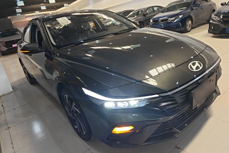 Used Hyundai Elantra 2023 1.5L CVT GLX Elite Edition Front Right 45 Deg