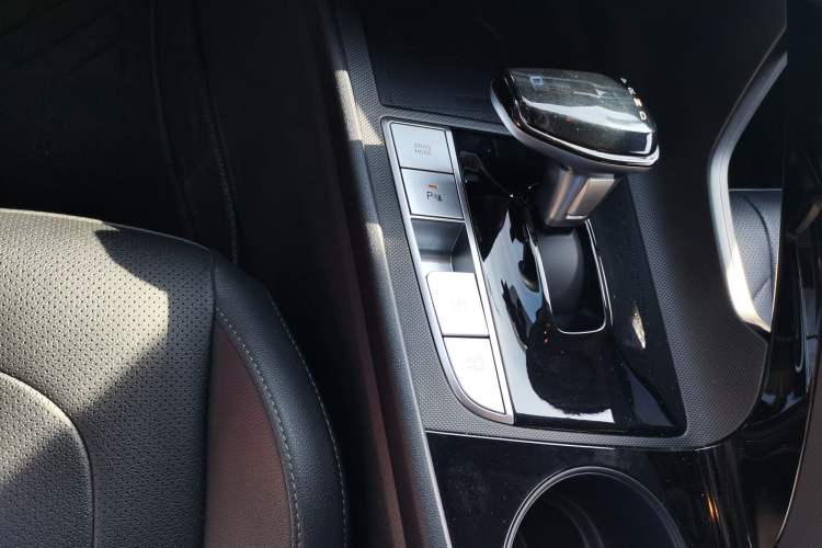 Used Hyundai Elantra 2023 1.5L CVT LUX Prestige Edition Gear Lever
