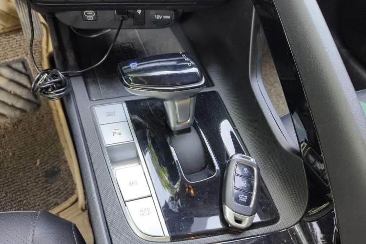 Used Hyundai Elantra 2023 1.5L CVT LUX Prestige Edition Gear Lever