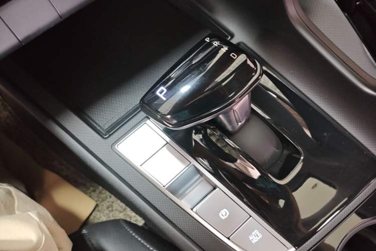 Used Hyundai Elantra 2023 1.5L CVT GLX Elite Edition Gear Lever