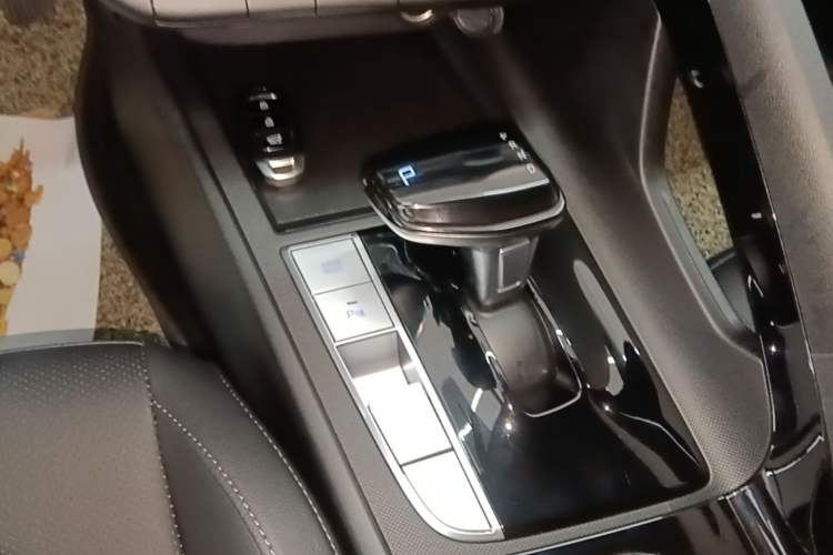 Used Hyundai Elantra 2023 1.5L CVT GLX Elite Edition Gear Lever