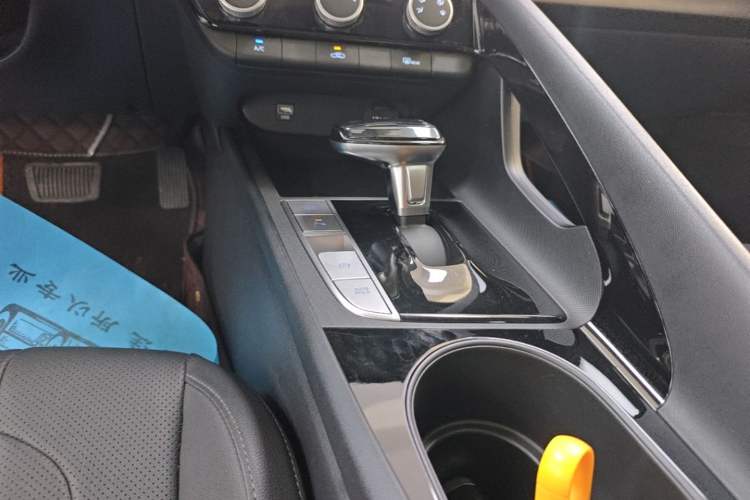 Used Hyundai Elantra 2023 1.5L CVT GLX Elite Edition Gear Lever