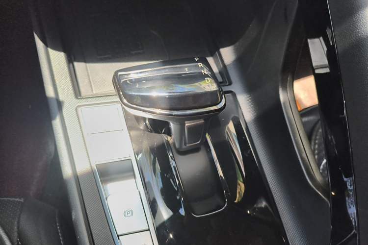 Used Hyundai Elantra 2023 1.5L CVT LUX Prestige Edition Gear Lever