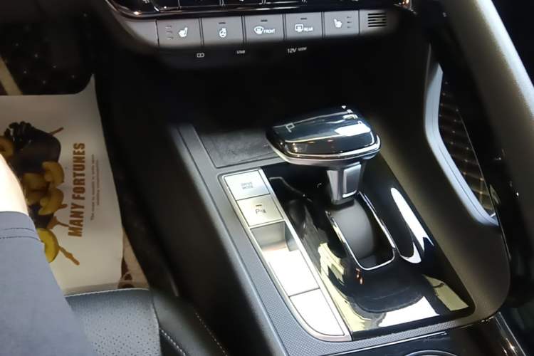 Used Hyundai Elantra 2023 1.5L CVT LUX Prestige Edition Gear Lever