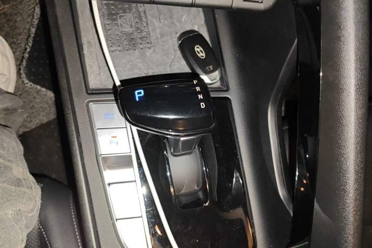 Used Hyundai Elantra 2023 1.5L CVT LUX Prestige Edition Gear Lever