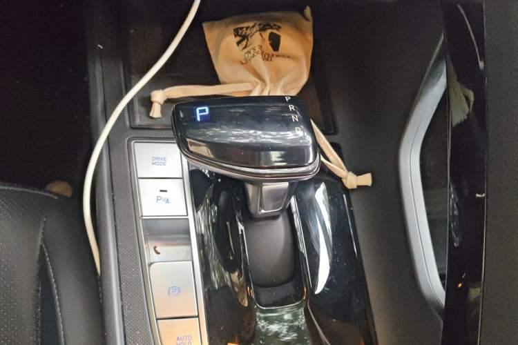 Used Hyundai Elantra 2023 1.5L CVT LUX Prestige Edition Gear Lever