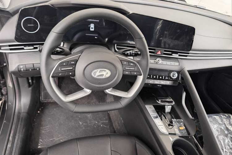 Used Hyundai Elantra 2023 1.5L CVT LUX Prestige Edition Interior 1