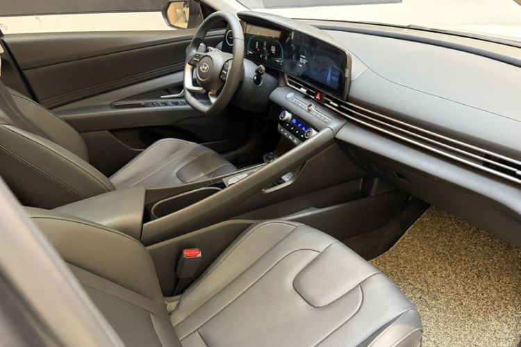 Used Hyundai Elantra 2023 1.5L CVT LUX Prestige Edition Interior 10