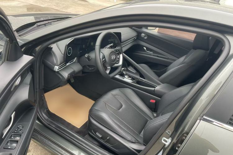 Used Hyundai Elantra 2023 1.5L CVT LUX Prestige Edition Interior 2