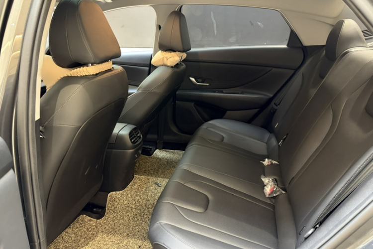 Used Hyundai Elantra 2023 1.5L CVT LUX Prestige Edition Interior 2
