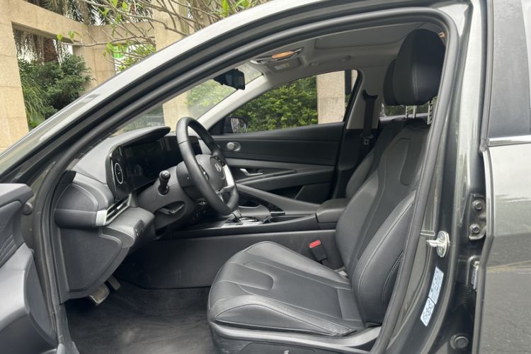 Used Hyundai Elantra 2023 1.5L CVT LUX Prestige Edition Interior 2