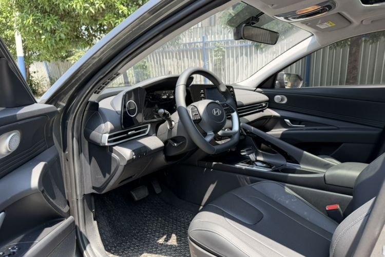 Used Hyundai Elantra 2023 1.5L CVT GLX Elite Edition Interior 2