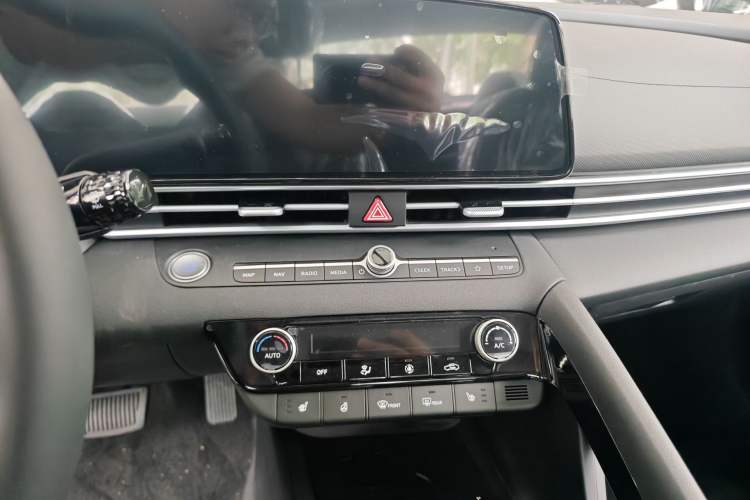 Used Hyundai Elantra 2023 1.5L CVT LUX Prestige Edition Interior 2