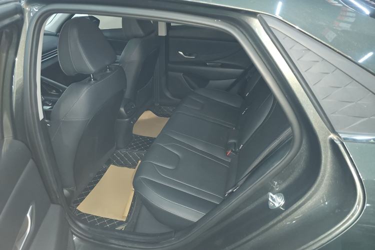 Used Hyundai Elantra 2023 1.5L CVT LUX Prestige Edition Interior 3