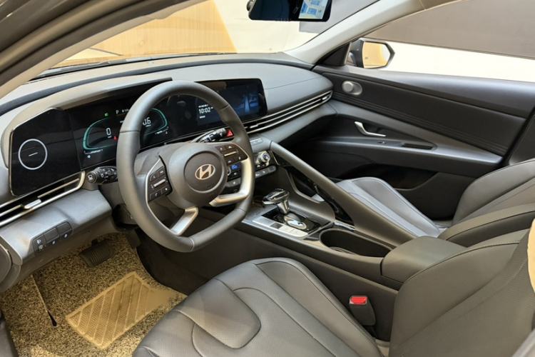 Used Hyundai Elantra 2023 1.5L CVT LUX Prestige Edition Interior 3