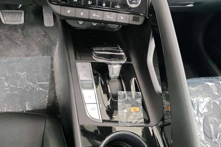 Used Hyundai Elantra 2023 1.5L CVT LUX Prestige Edition Interior 3