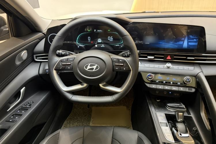 Used Hyundai Elantra 2023 1.5L CVT LUX Prestige Edition Interior 4