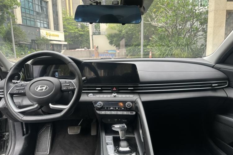 Used Hyundai Elantra 2023 1.5L CVT LUX Prestige Edition Interior 4