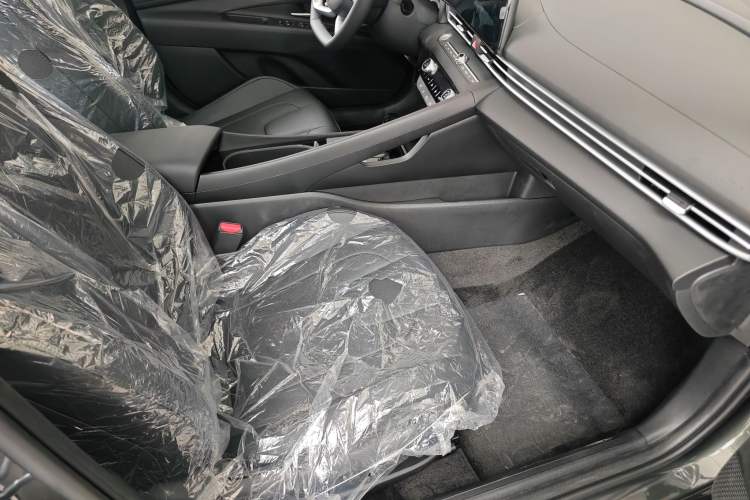 Used Hyundai Elantra 2023 1.5L CVT LUX Prestige Edition Interior 5