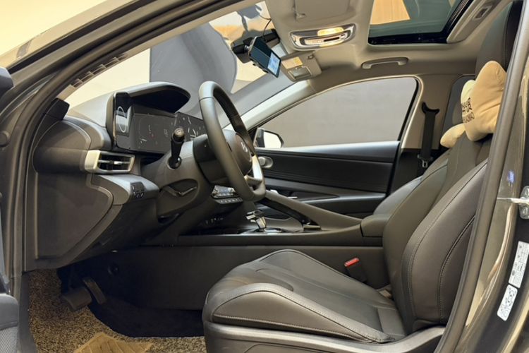 Used Hyundai Elantra 2023 1.5L CVT LUX Prestige Edition Interior 6