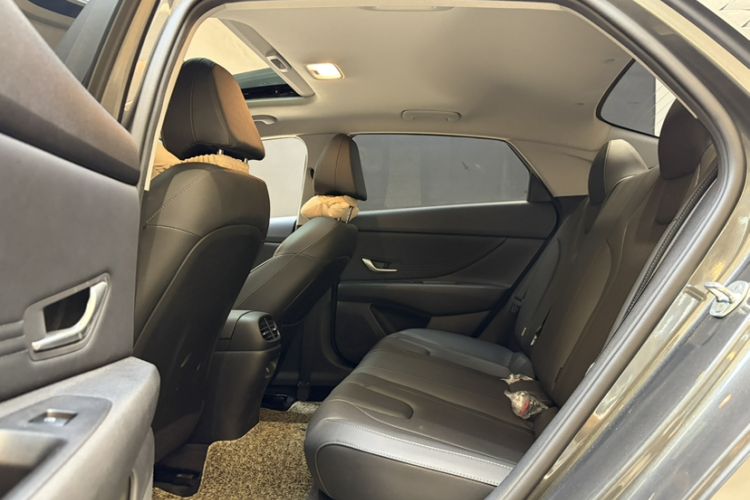 Used Hyundai Elantra 2023 1.5L CVT LUX Prestige Edition Interior 7