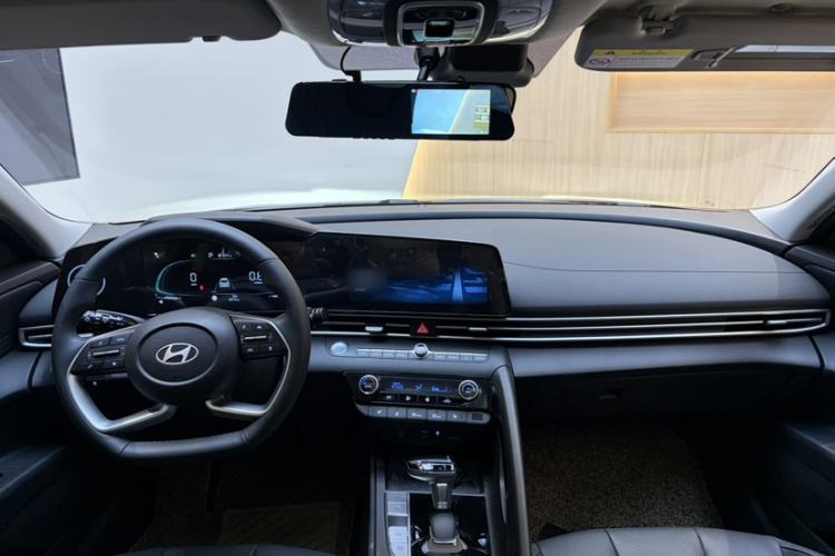 Used Hyundai Elantra 2023 1.5L CVT LUX Prestige Edition Interior 8