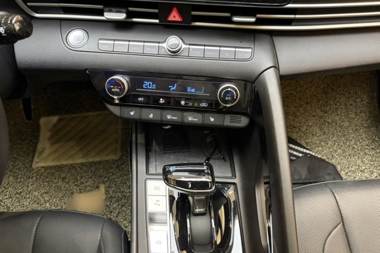 Used Hyundai Elantra 2023 1.5L CVT LUX Prestige Edition Interior 9