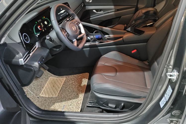Used Hyundai Elantra 2023 1.5L CVT LUX Prestige Edition Left Front Seat