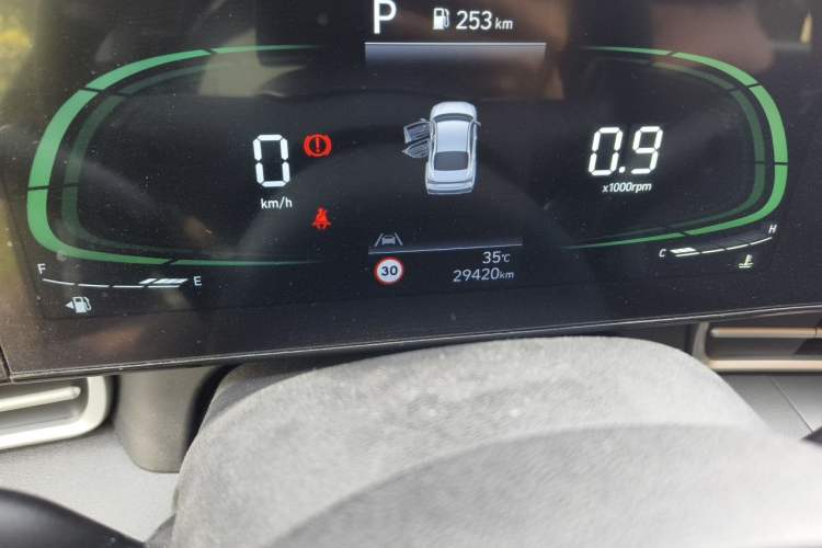 Used Hyundai Elantra 2023 1.5L CVT LUX Prestige Edition Odometer Close Up