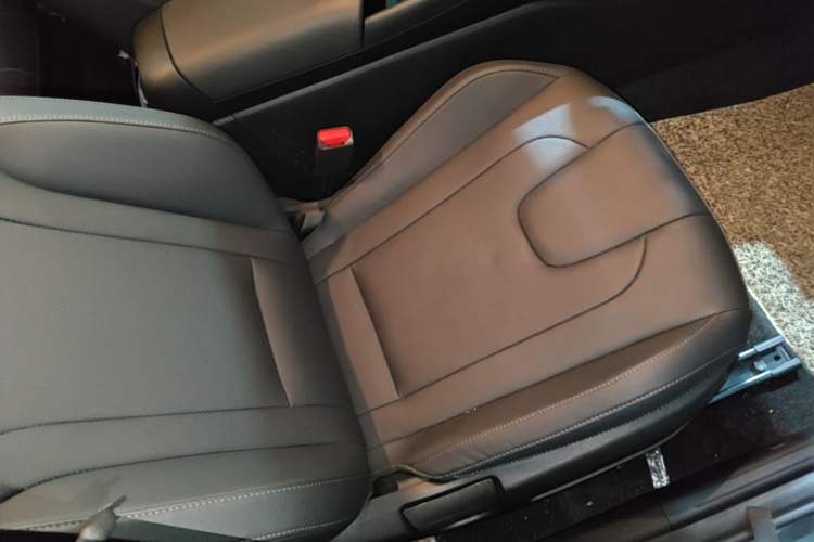 Used Hyundai Elantra 2023 1.5L CVT LUX Prestige Edition Right Front Seat