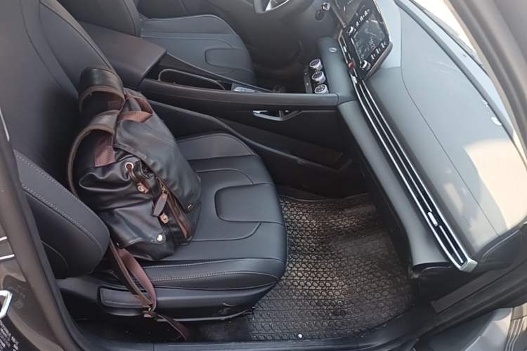 Used Hyundai Elantra 2023 1.5L CVT GLX Elite Edition Right Front Seat