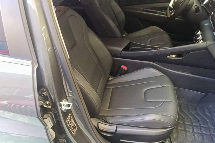 Used Hyundai Elantra 2023 1.5L CVT GLX Elite Edition Right Front Seat
