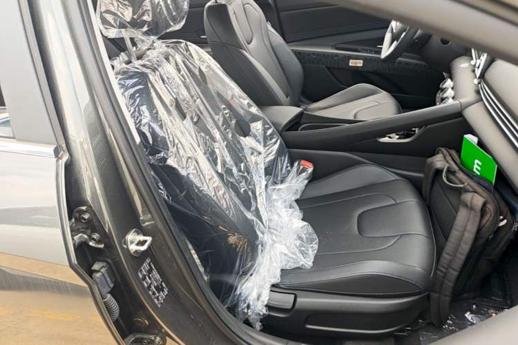 Used Hyundai Elantra 2023 1.5L CVT GLX Elite Edition Right Front Seat