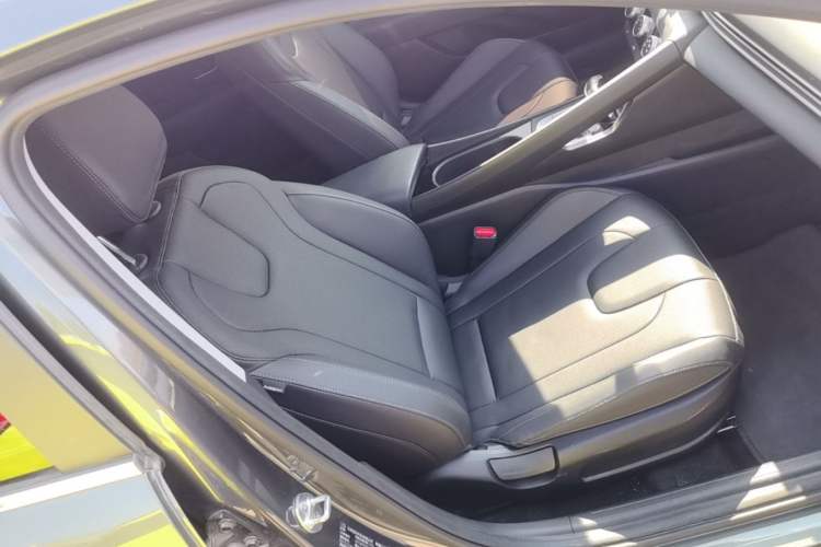 Used Hyundai Elantra 2023 1.5L CVT GLX Elite Edition Right Front Seat
