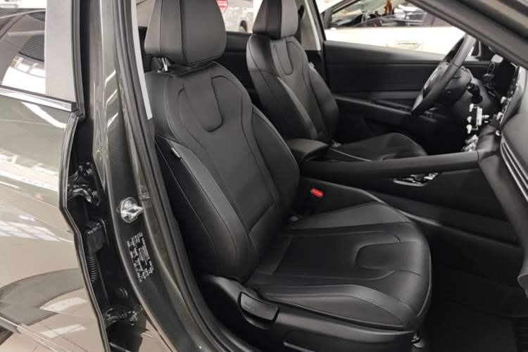 Used Hyundai Elantra 2023 1.5L CVT GLX Elite Edition Right Front Seat
