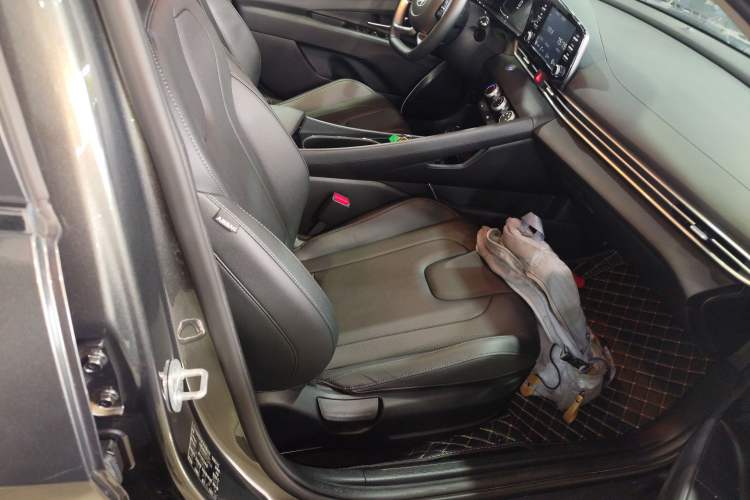 Used Hyundai Elantra 2023 1.5L CVT GLX Elite Edition Right Front Seat