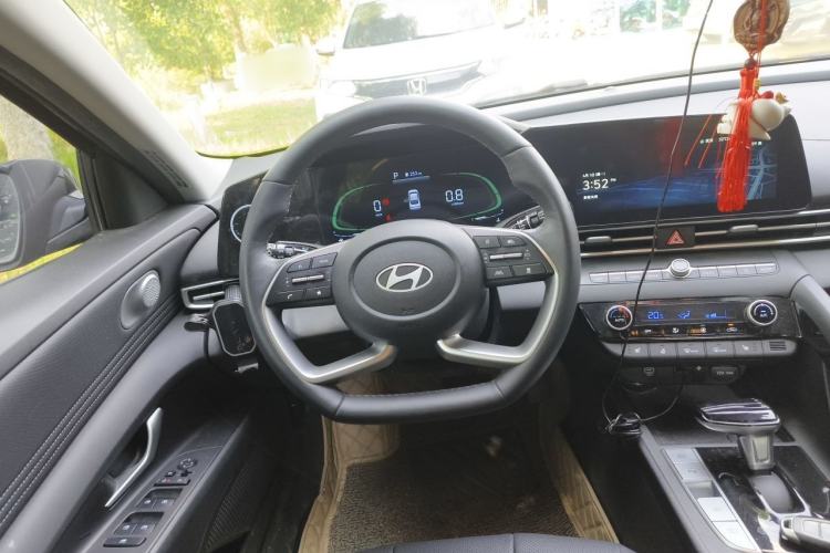 Used Hyundai Elantra 2023 1.5L CVT LUX Prestige Edition Steering Wheel