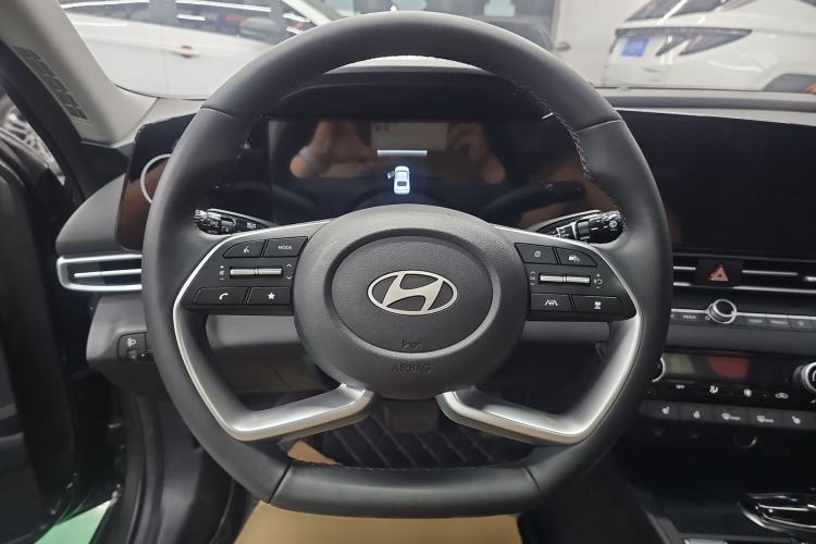 Used Hyundai Elantra 2023 1.5L CVT LUX Prestige Edition Steering Wheel