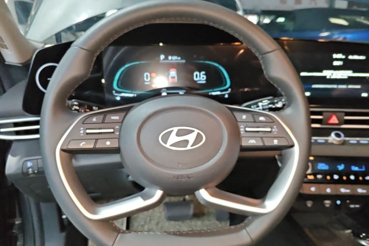 Used Hyundai Elantra 2023 1.5L CVT LUX Prestige Edition Steering Wheel