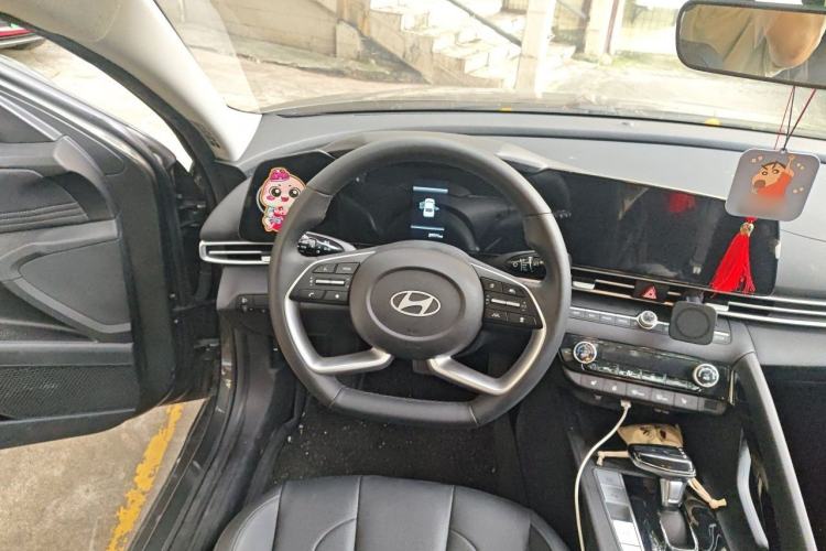 Used Hyundai Elantra 2023 1.5L CVT LUX Prestige Edition Steering Wheel
