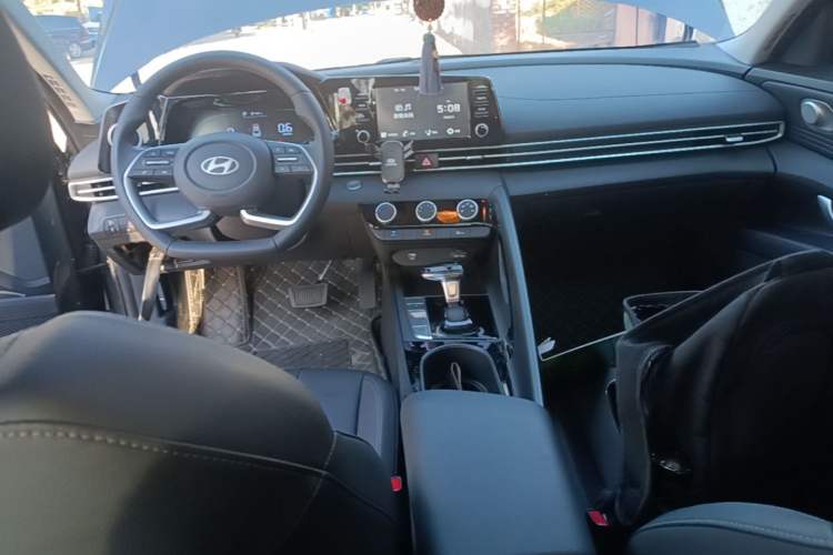 Used Hyundai Elantra 2023 1.5L CVT GLX Elite Edition Center Console